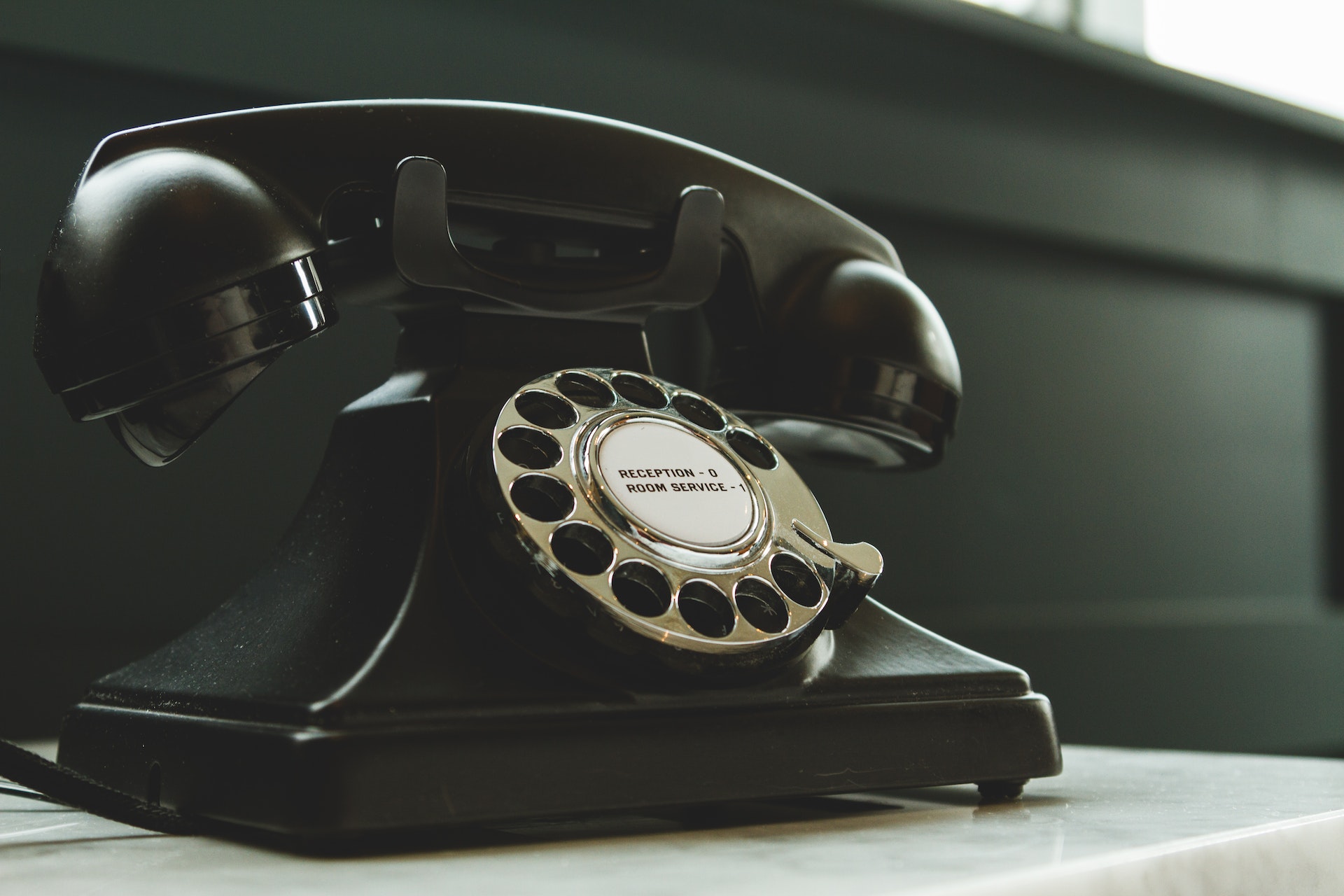 Vieux téléphone de couleur noir symbolisant la communication